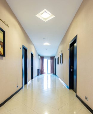 Modern tasarımlı otel lobisi koridoru