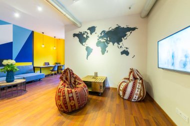 Kanepeli büyük bir oda.