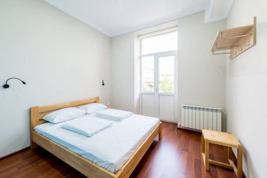 Otelde çift kişilik yatak.