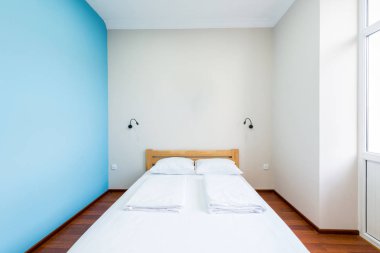 Otelde çift kişilik yatak.