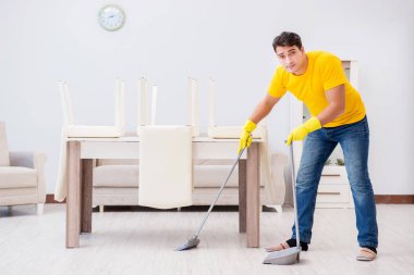 Genç adam evde iş yapıyor.