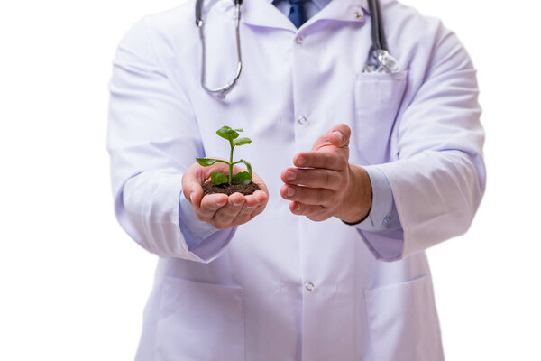 Ученый с зелеными саженцами в стекле изолирован на белом