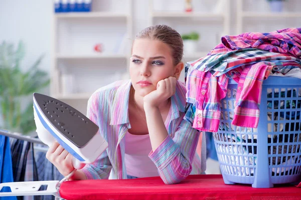 可悲的女人在家里熨烫衣服 — 图库照片