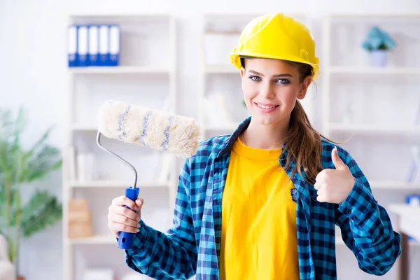 Young woman doing painting at home — Stock Photo, Image