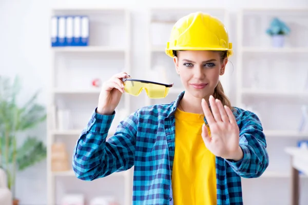 Mujer en taller con gafas protectoras — Foto de Stock