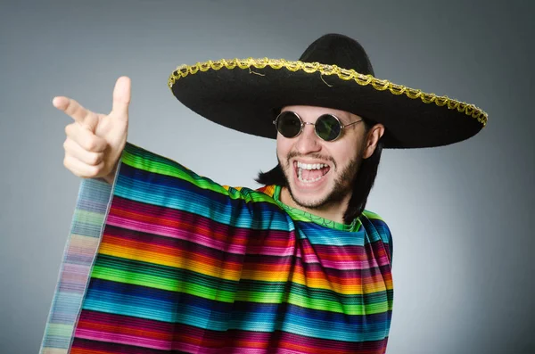 Adam izole bir canlı Meksika panço gri arka planda