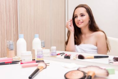 Güzellik anlayışı olan genç bir kadın.