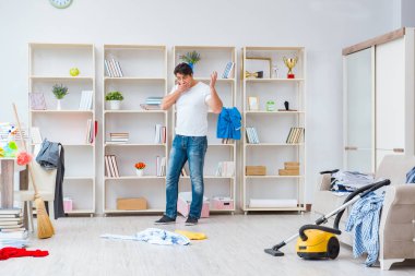 Adam evi temizliyor.