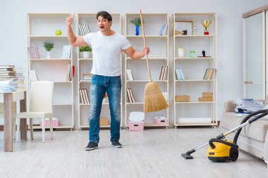 Adam evi temizliyor.