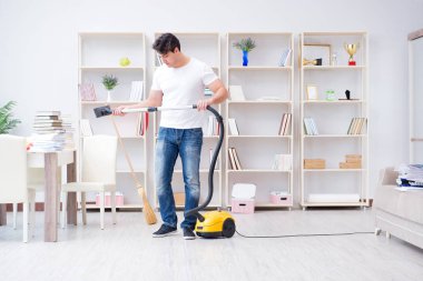 Adam evi temizliyor.