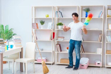 Adam evi temizliyor.