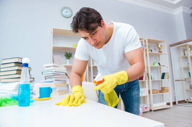 Adam evi temizliyor.