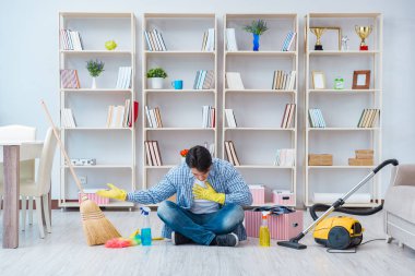 Adam evi temizliyor.