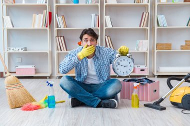 Adam evi temizliyor.