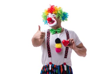 Beyaz arka planda kalbi olan komik bir palyaço.