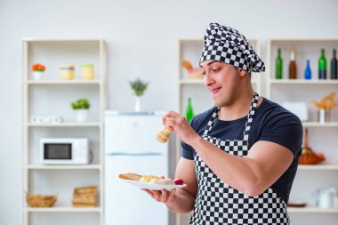 Aşçı mutfakta akşam yemeği hazırlıyor.