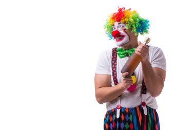 Beyaz arka planda izole edilmiş şişe taşıyan komik bir palyaço.