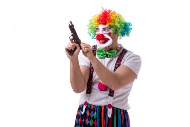 Beyaz arka planda izole edilmiş silahlı komik bir palyaço.