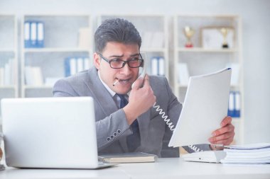 İşadamı ofisinde sigara içiyor.