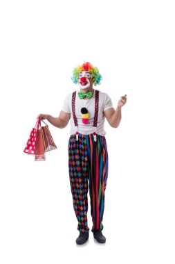 Beyaz arka planda alışveriş torbaları olan komik bir palyaço.