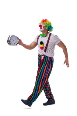 Beyaz arka planda izole edilmiş çalar saati olan komik bir palyaço.