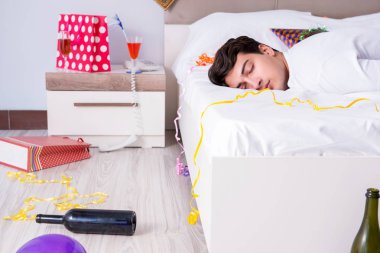 Çılgın Noel partisinden sonra genç adam