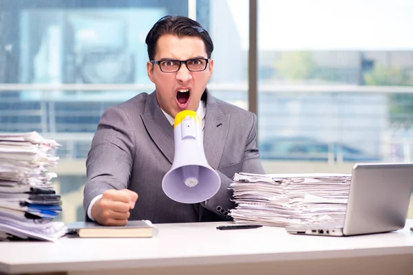 Homem de negócios irritado com alto-falante no escritório — Fotografia de Stock