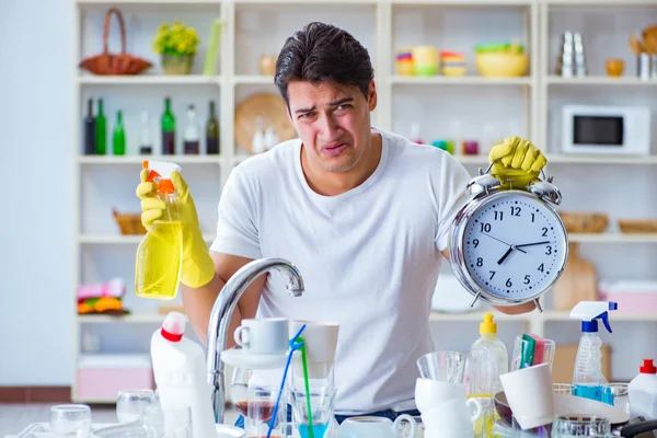 Homem que não cumpre os prazos de trabalho doméstico — Fotografia de Stock