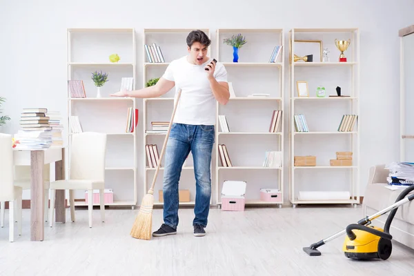 Homem fazendo limpeza em casa — Fotografia de Stock