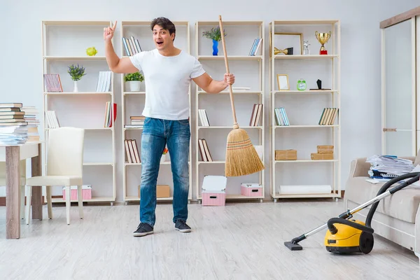 Adam evi temizliyor.