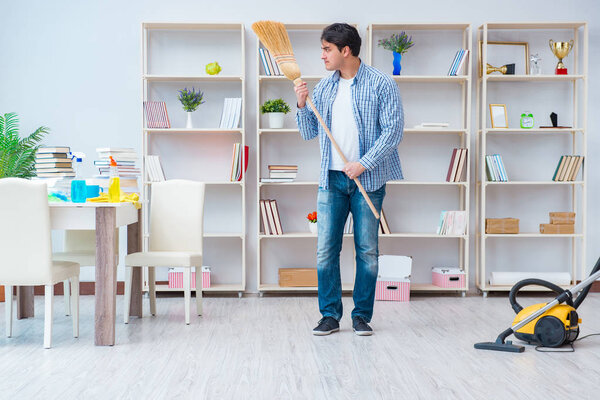 Мужчина убирает дома