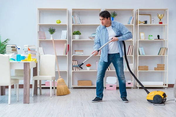 Homem fazendo limpeza em casa — Fotografia de Stock