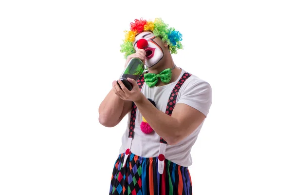 Grappige clown met een fles geïsoleerd op witte achtergrond — Stockfoto