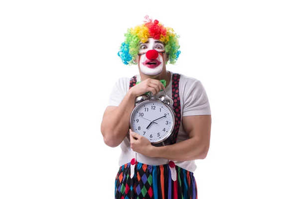 Grappige clown met een wekker geïsoleerd op witte achtergrond — Stockfoto