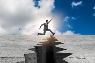 İş adamı uçurumdan atlıyor.