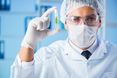 Laboratuvarda bilim adamıyla biyoteknoloji kavramı