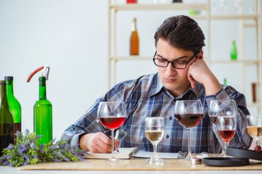 Profesyonel şarap garsonu kırmızı şarap tadıyor.
