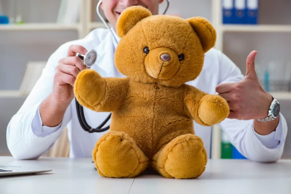 Médico veterinario pediatra celebración de un examen en el off — Foto de Stock