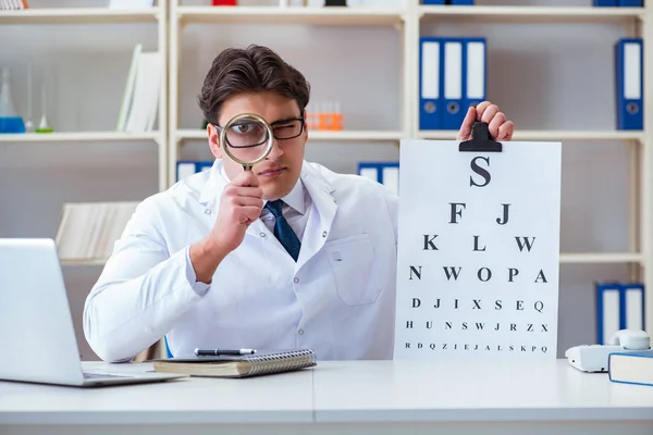 Médico óptico com carta de condução de um exame oftalmológico — Fotografia de Stock