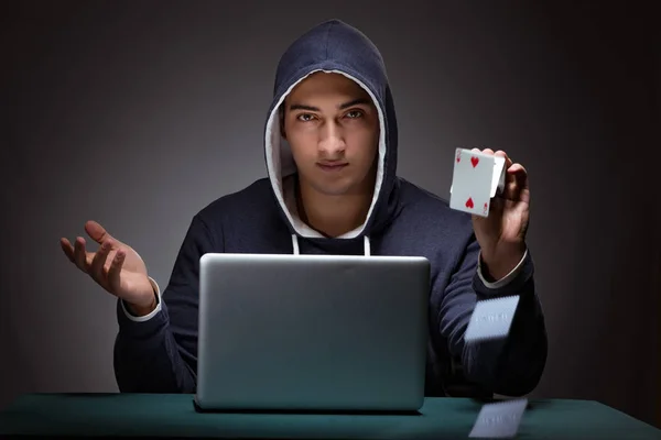 Молодий чоловік у светрі сидить перед портативним комп'ютером — стокове фото