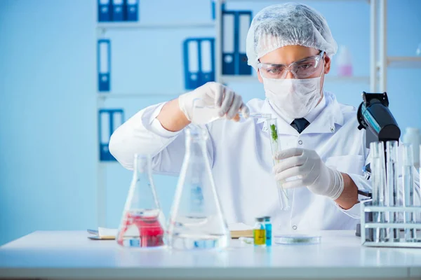 Conceito de biotecnologia com cientista em laboratório — Fotografia de Stock