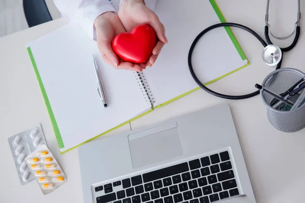 Médico revisando corazón en concepto médico —  Fotos de Stock