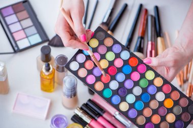 Masada gösterilen makyaj ürünlerinin koleksiyonu
