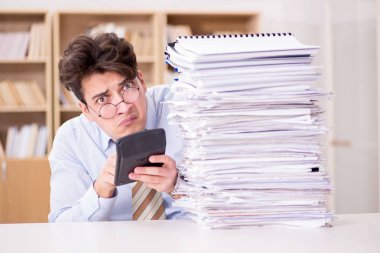 Ofiste çalışan komik muhasebeci.