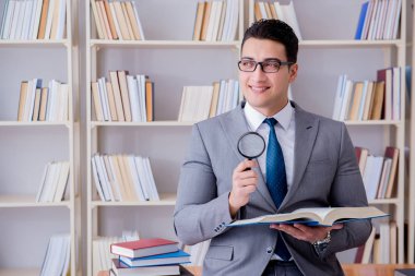 Büyüteçle hukuk fakültesi öğrencisi kitap okuyor.