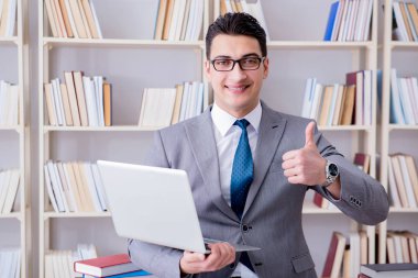 Kütüphanede çalışan bilgisayarlı bir iş adamı.