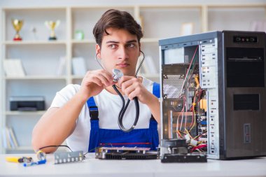 Masaüstü bilgisayarını tamir eden bilgisayar tamircisi