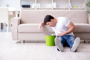 Midesi bulanan ve kusan bir adam.