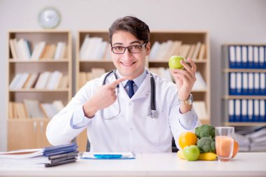 Bilim adamı çeşitli gıdalarda besin araştırması yapıyor