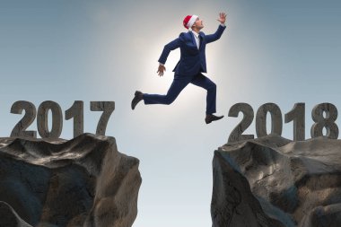 2017 'den 2018' e atlayan Noel Baba şapkalı bir iş adamı.